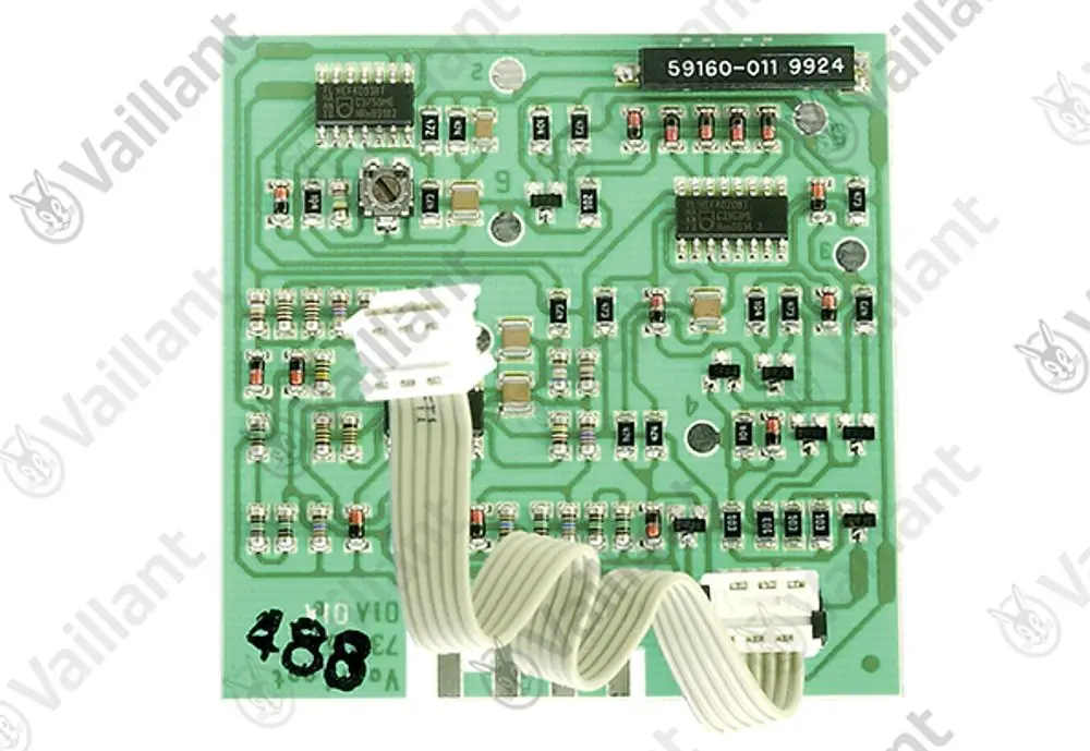 Vaillant Leiterplatte mit verschiedenen elektronischen Bauteilen und einem Kabelanschluss. Sichtbare Beschriftungen und integrierte Schaltkreise auf der Platine.
